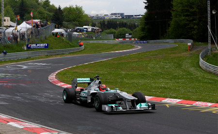 Michael Schumacher lidera una comitiva de Mercedes por el Nordschleife con un W02