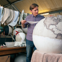 El meticuloso arte de crear globos terráqueos a mano