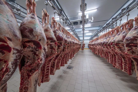 Los mataderos son unos de los puntos más delicados de transmisión de la covid-19 (pero la carne no tiene nada que ver con ello)