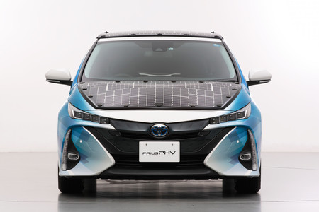 Toyota presenta un coche híbrido enchufable que gracias a la energía solar apenas habrá que enchufar