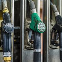 El auge de los coches eléctricos amenaza la demanda de gasolina: según la Agencia Internacional de Energía roza su punto máximo