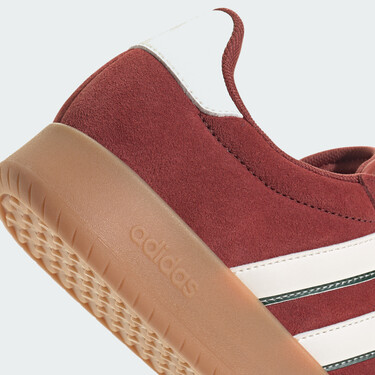Adidas rebaja a menos de 40 euros sus zapatillas más elegantes: son de ante color vino tinto y serán tu opción más cómoda para el verano