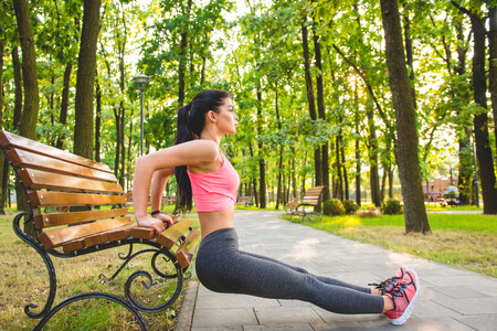 Dips de tríceps: un ejercicio para entrenar tus brazos que puedes hacer en tu salón, paso a paso
