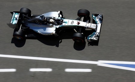 Lewis Hamilton se lleva la pole mientras Ferrari sigue haciendo aguas
