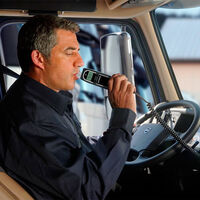 La DGT quiere que llevemos un nuevo dispositivo más en los vehículos: obligatorio en 2022, pero no para todos los conductores