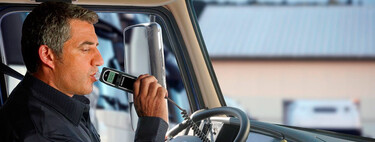 La DGT quiere que llevemos un nuevo dispositivo más en los vehículos: obligatorio en 2022, pero no para todos los conductores