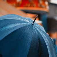 La curiosa función de la punta metálica del paraguas: no es decorativa y ayuda más de lo que crees en días de lluvia