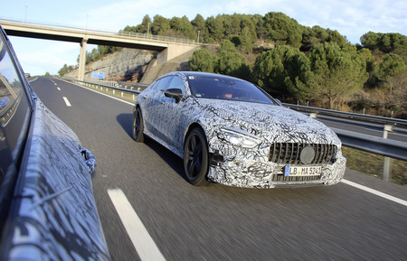 Así es el Mercedes-AMG GT de cuatro puertas: primeras imágenes oficiales, aún camuflado