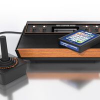 Esta Atari no es una consola retro, sino una máquina del tiempo: Funciona con cartuchos, incluye diez juegos y un mando
