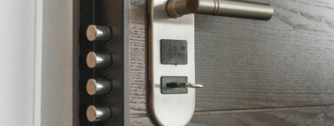 Este es el secreto para abrir la puerta con la llave puesta por dentro y ahorrarse mucho dinero en cerrajeros 