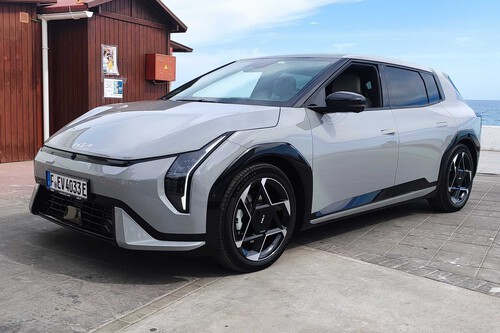Probamos el Kia EV4: un coche eléctrico que se atreve a ser diferente, redondo para el día a día y con más de 600 km de autonomía