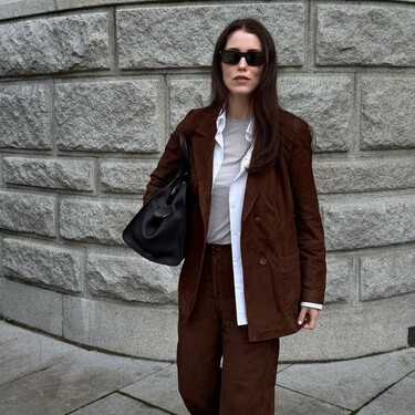 Pantalones color café y zapatos blancos: la tendencia inesperada más elegante de la primavera-verano 2026