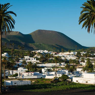 El 'pueblo de las mil palmeras' es uno de los más bonitos de la isla de Lanzarote, aunque no tenga playa