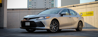Toyota Camry Hybrid 2021, a prueba: el sedán japonés que apuesta por el comfort y la eficiencia