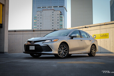 Toyota Camry Hybrid 2021, a prueba: el sedán japonés que apuesta por el comfort y la eficiencia