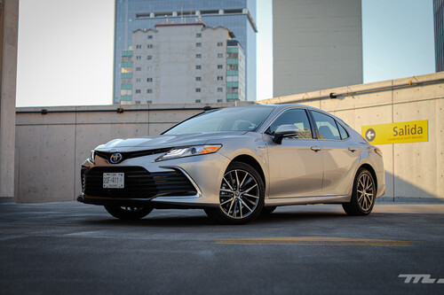 Toyota Camry Hybrid 2021, a prueba: el sedán japonés que apuesta por el comfort y la eficiencia