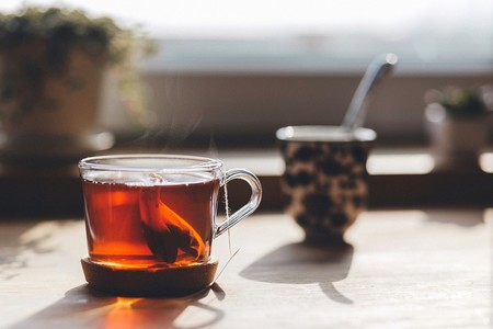 Encuentran microplásticos en las bolsas de té: éstas desprenden billones de partículas a tu bebida