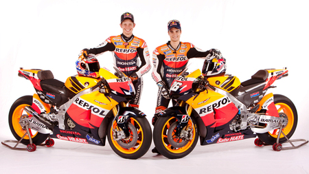 Casey Stoner luce el número uno en la presentación del Repsol Honda