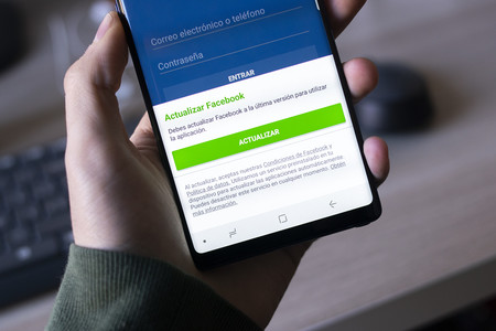 La app de Facebook no viene preinstalada en los móviles Samsung: esto es lo que ocurre