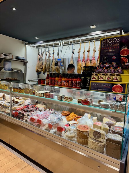 El mostrador de la charcutería.