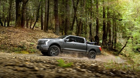 La Ford F-150 Lightning acumula 44.000 reservas en 48 horas y apunta a la Tesla Cybertruck por menos de 40.000 dólares