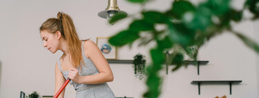 El error que cometemos con frecuencia al fregar la cocina: cómo tener el suelo limpio y desinfectado 