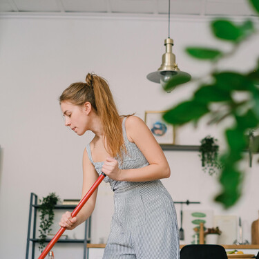 El error que cometemos con frecuencia al fregar la cocina: cómo tener el suelo limpio y desinfectado 
