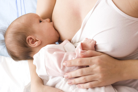Una madre descubre que la encargada de la guardería estuvo amamantando a su bebé en secreto durante meses