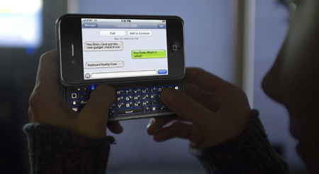 Tres teclados físicos para el iPhone 4/4S