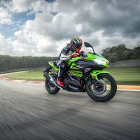 Estética de H2, 45 CV y menos peso para la Kawasaki Ninja 400. ¡Sin complejos!