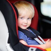 Las sillas de coche obligatorias cumplen 20 años: han salvado miles de vidas, pero los padres siguen usándolas mal 