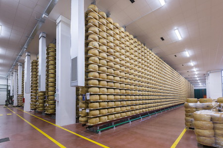 No todos los quesos aquí presentes son parmigiano-reggiano, también hay grana padano. Además, también se permite a los productores arrendar el alquiler del espacio para añejar sus quesos. © Magazzini Generali delle Tagliate