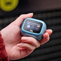 Si quieres unos audífonos diferentes, estos de JBL tienen pantalla en el estuche para ecualizar el sonido