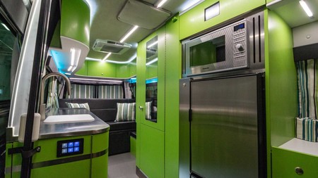 Advanced RV Baja, o cómo convertir la Mercedes-Benz Sprinter en una furgoneta camper a todo color