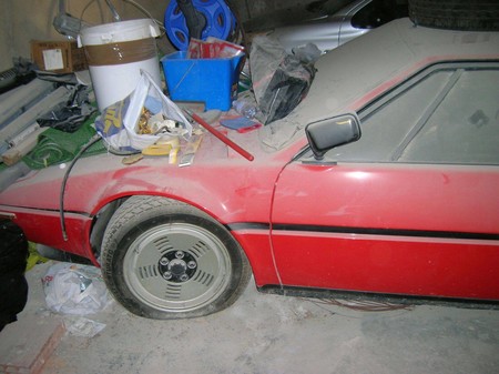 Este pobre BMW M1 abandonado ha pasado 34 años cogiendo polvo en un garaje