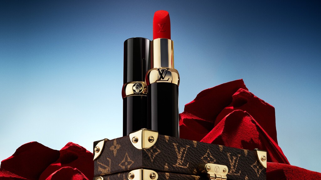 El iPhone de las barras de labios es de Louis Vuitton y esperan venderlos como churros: "los clientes están entusiasmados" 