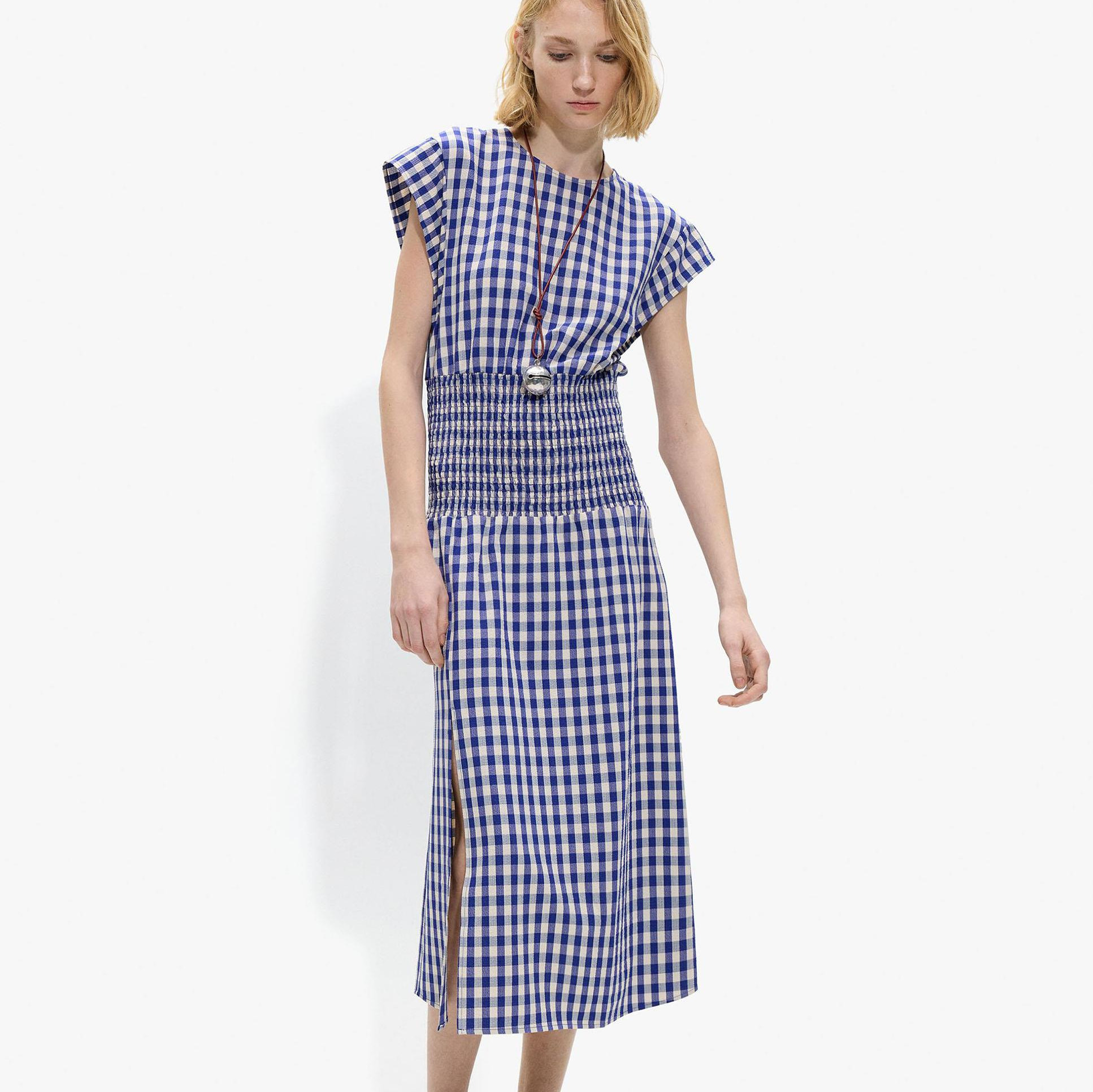 Vestido midi con fruncido central y estampado vichy Azul Parfois