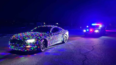 Ford Mustang con luces de Navidad