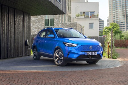 El MG ZS EV estrena facelift: una variante eléctrica cargada de equipo y más de 400 km de autonomía
