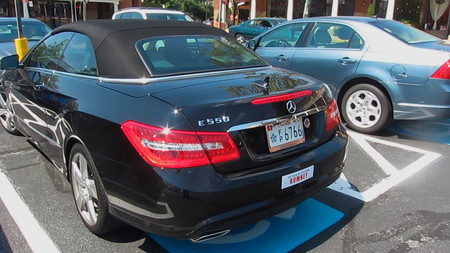 La DGT llama al civismo en su nueva campaña: no aparques en plazas para personas con discapacidad si no lo eres