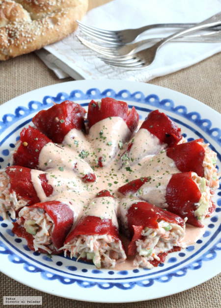 Pimientos rellenos de salmón, aguacate y cangrejo. Receta fresca de verano
