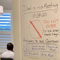 "No entres o te quedas dos días sin pantallas": el efectivo cartel de un padre para que sus cinco hijos le dejen teletrabajar