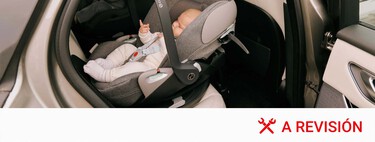 No vale con comprar la mejor silla infantil para llevar a tu hijo en el coche, también hay que saber instalarla: la mitad de los padres las montan mal en España 