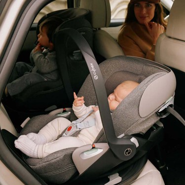 No vale con comprar la mejor silla infantil para llevar a tu hijo en el coche, también hay que saber instalarla: la mitad de los padres las montan mal en España 