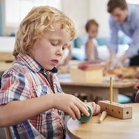 A la hora de jugar, los niños pequeños prefieren explorar que obtener una recompensa