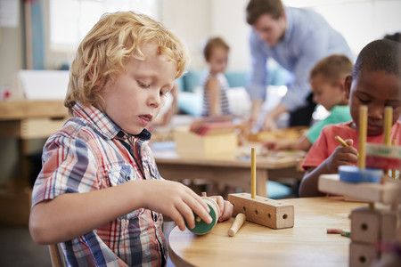 A la hora de jugar, los niños pequeños prefieren explorar que obtener una recompensa