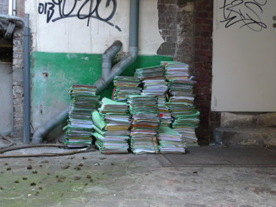 ¿Cuánto tiempo debo conservar mis libros contables y cómo podría ahorrar en su mantenimiento? 