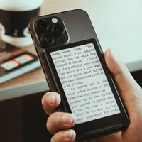 Convierte tu móvil en un eReader con este gadget que se acopla a la parte trasera de tu smartphone 