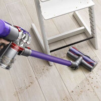 MediaMarkt tira el precio de la aspiradora sin cable Dyson V8: un modelo de los más económicos y con accesorios incluidos 