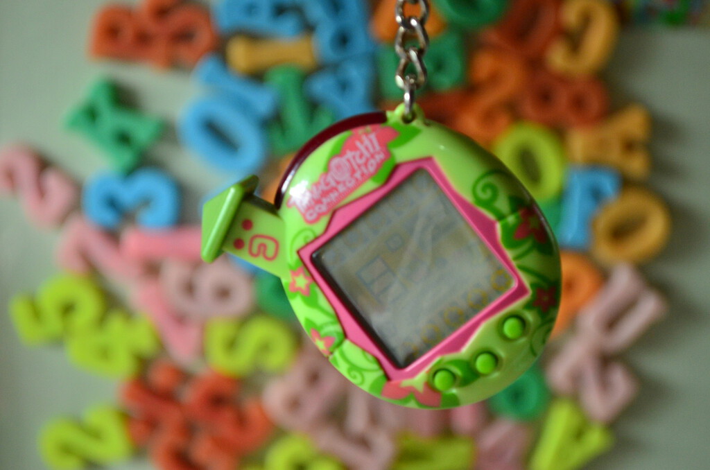 Qué fue de Tamagotchi, el juguete electrónico que arrasó en los 90 y ha sabido reinventarse 25 años después